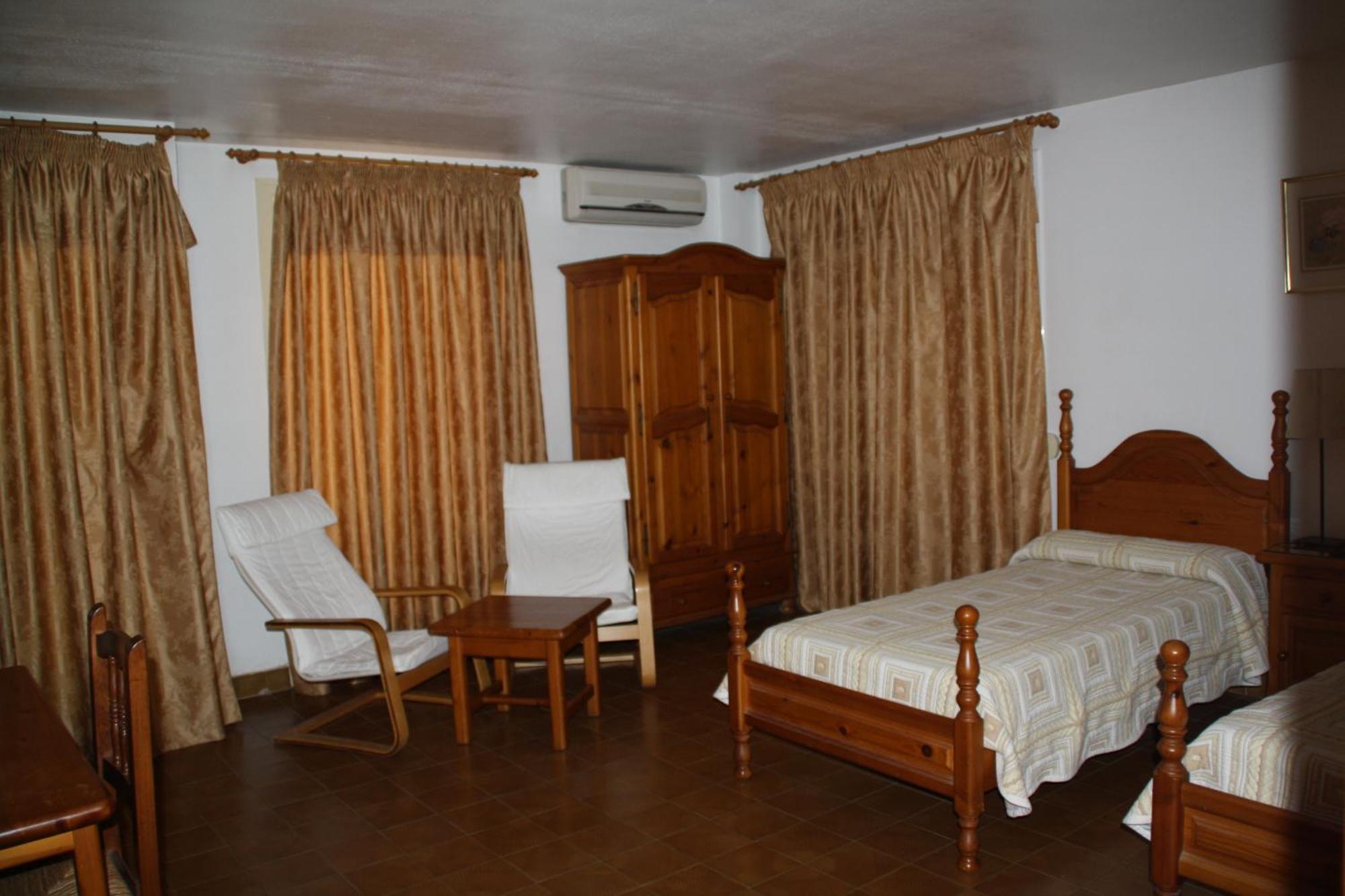 Hotel La Masia Portbou Quarto foto