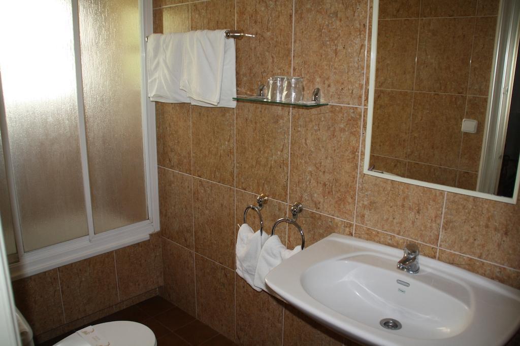 Hotel La Masia Portbou Quarto foto