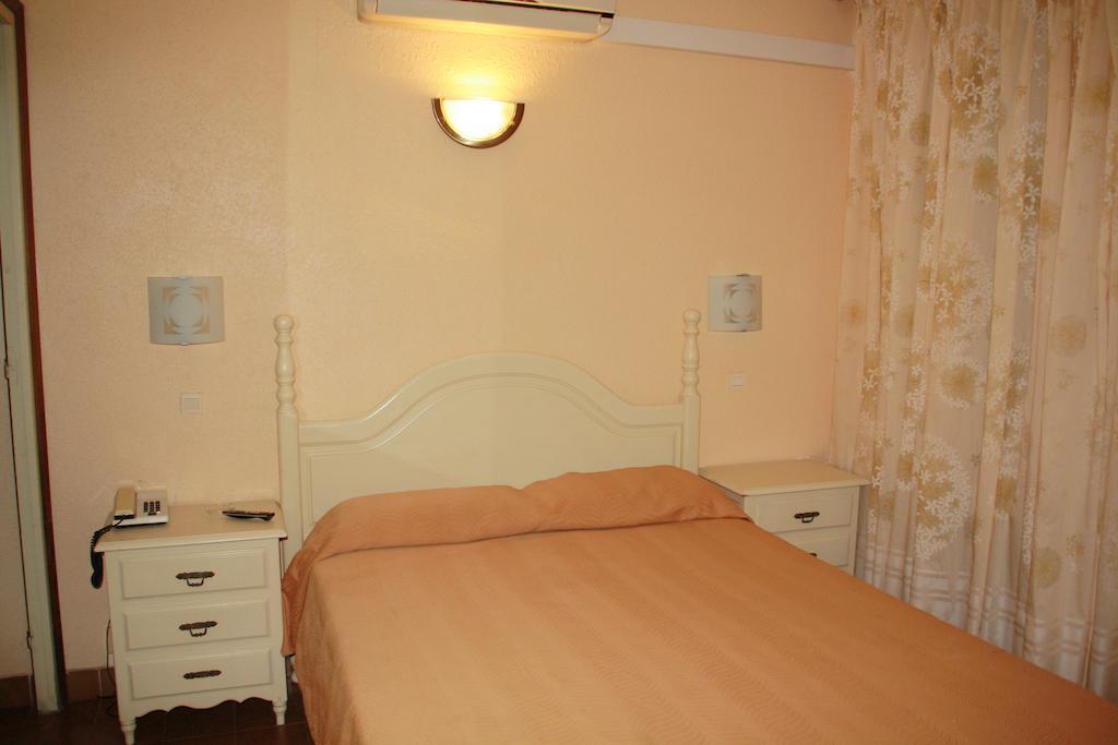 Hotel La Masia Portbou Quarto foto