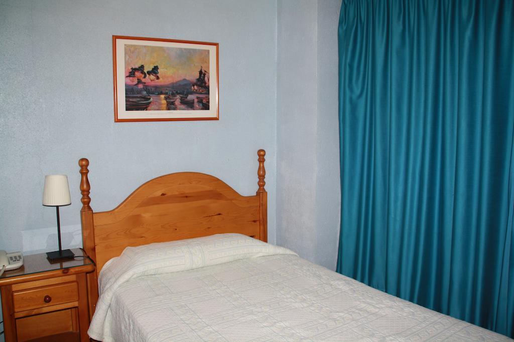 Hotel La Masia Portbou Quarto foto