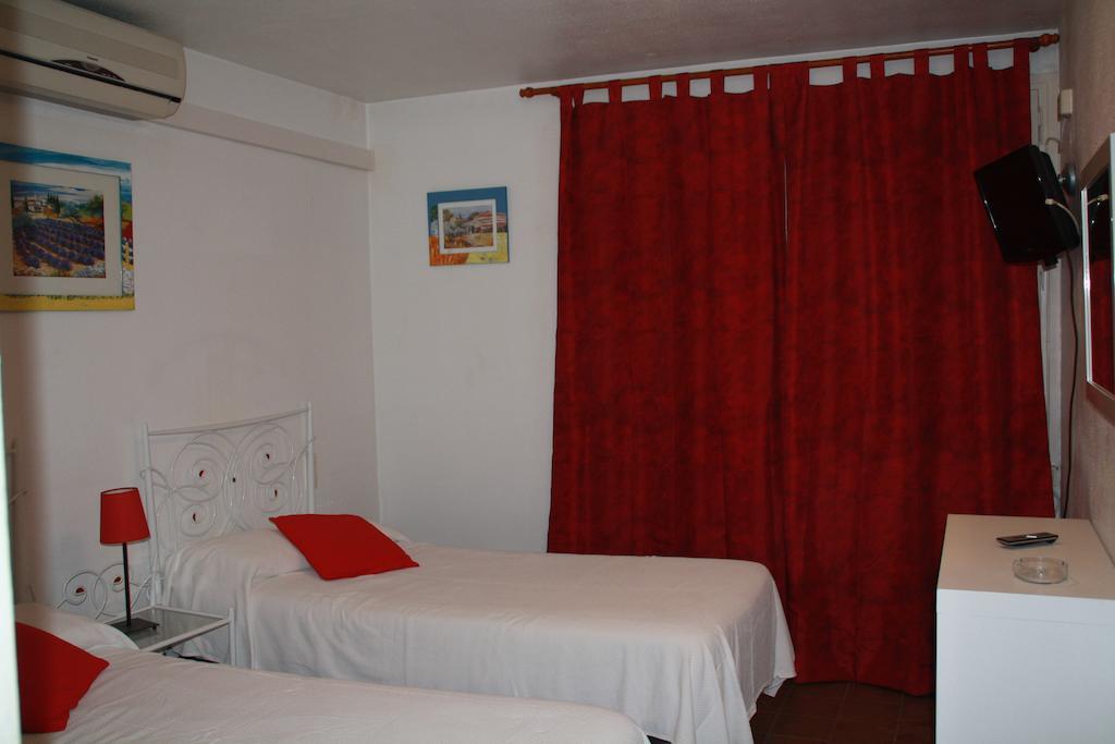 Hotel La Masia Portbou Quarto foto